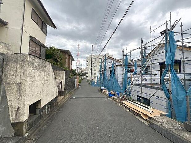 前面道路を含めた現地写真です。