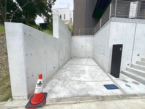 駐車場ももちろん完備しておりますのでお車所有の方にも心強いです。