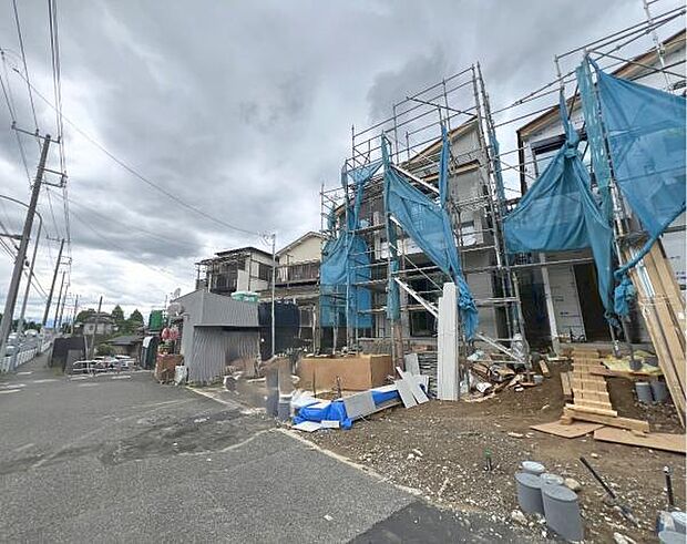 前面道路を含めた現地写真です。