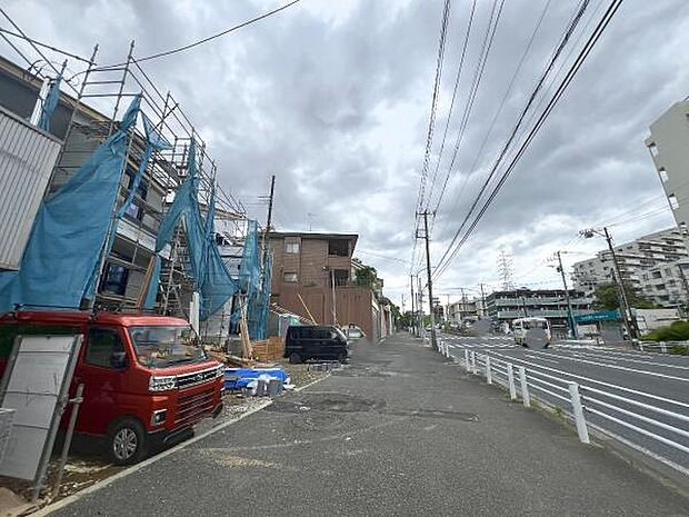 前面道路を含めた現地写真です。