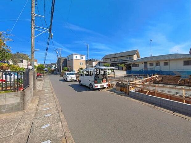 前面道路を含めた現地写真です。