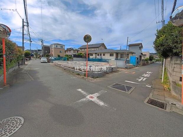 前面道路を含めた現地写真です。