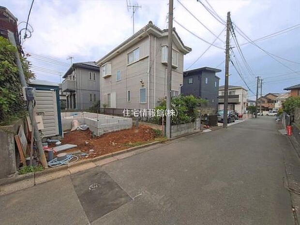 前面道路を含めた現地写真です。