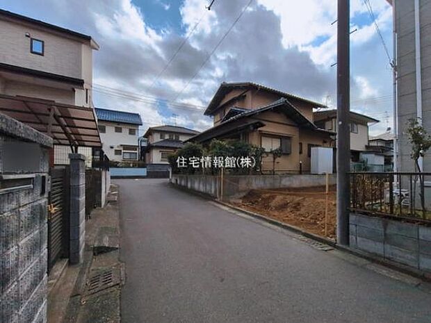 前面道路を含めた現地写真です。
