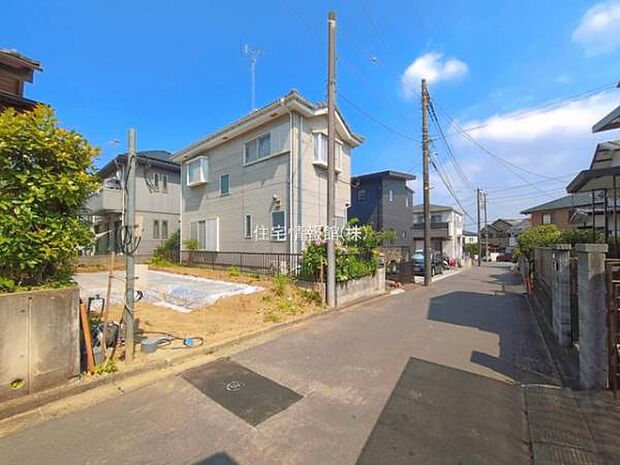 前面道路を含めた現地写真です。