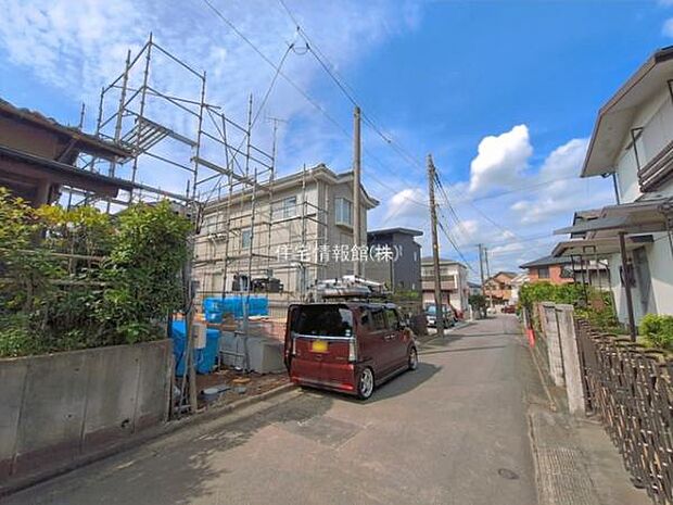 前面道路を含めた現地写真です。