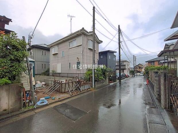 前面道路を含めた現地写真です。