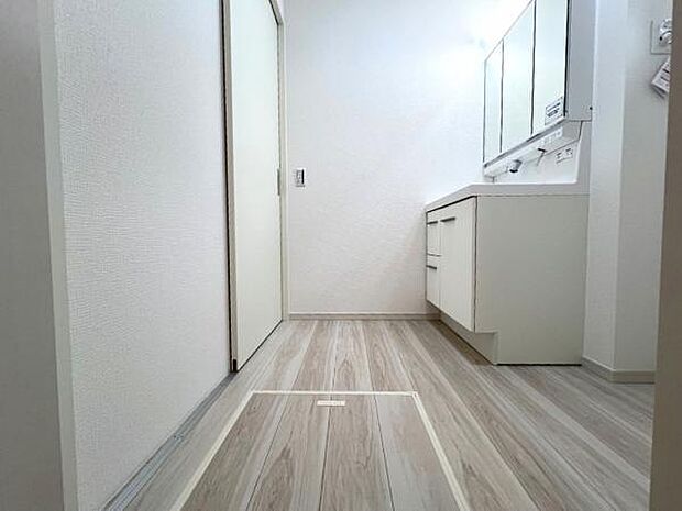 脱衣所は小さなお子様がいるご家庭にも重宝されます。