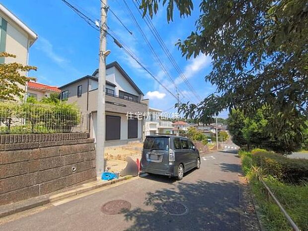 前面道路を含めた現地写真です。