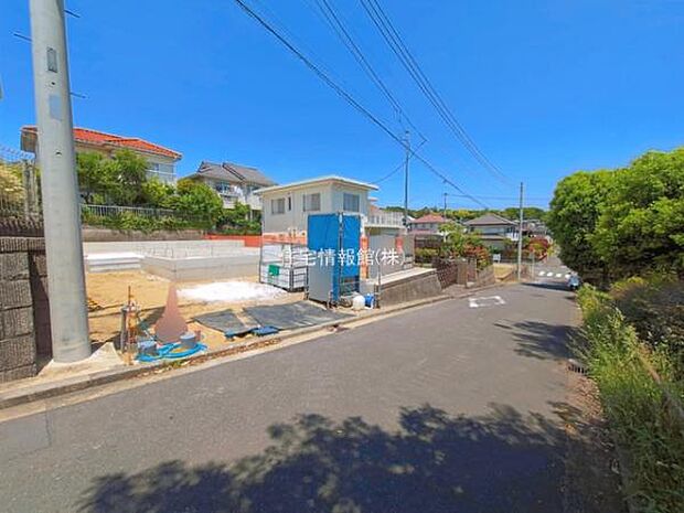 前面道路を含めた現地写真です。