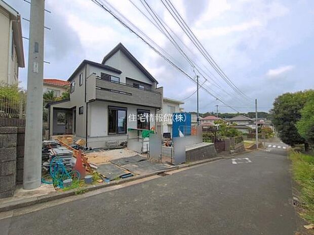 前面道路を含めた現地写真です。