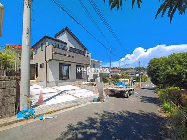 前面道路を含めた現地写真です。