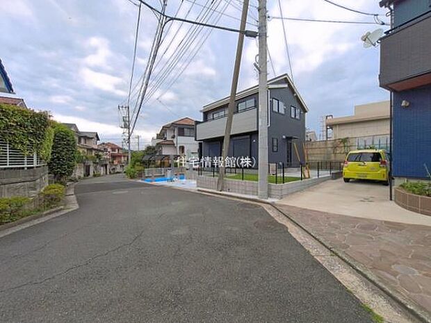 前面道路を含めた現地写真です。