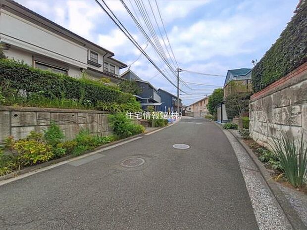 前面道路を含めた現地写真です。