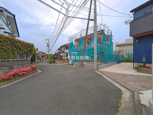 前面道路を含めた現地写真です。