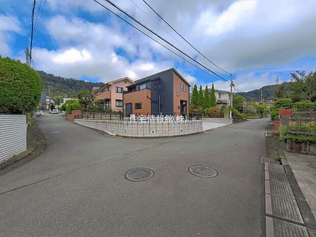 前面道路を含めた現地写真です。