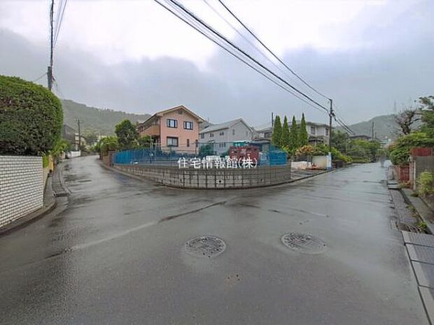 前面道路を含めた現地写真です。