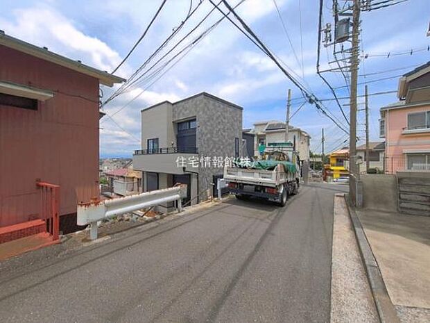 前面道路を含めた現地写真です。