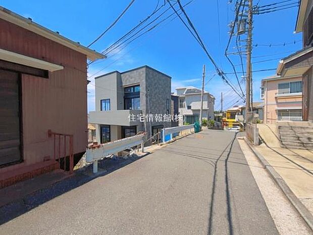 前面道路を含めた現地写真です。