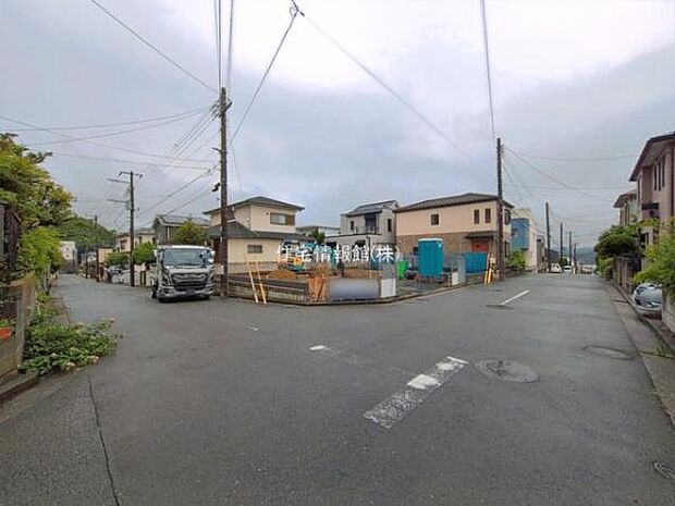 前面道路を含めた現地写真です。