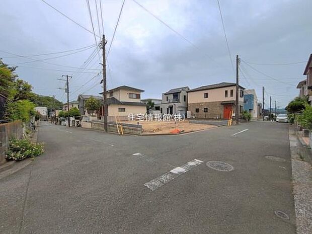 前面道路を含めた現地写真です。