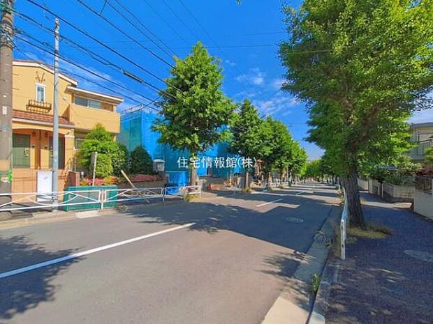 前面道路を含めた現地写真です。