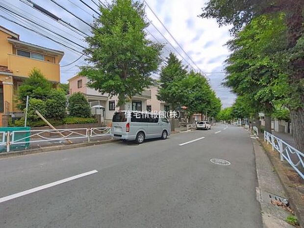前面道路を含めた現地写真です。