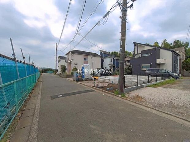 前面道路を含めた現地写真です。