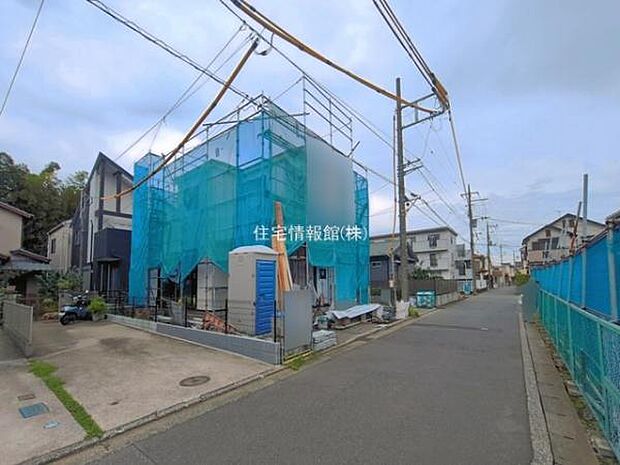 前面道路を含めた現地写真です。