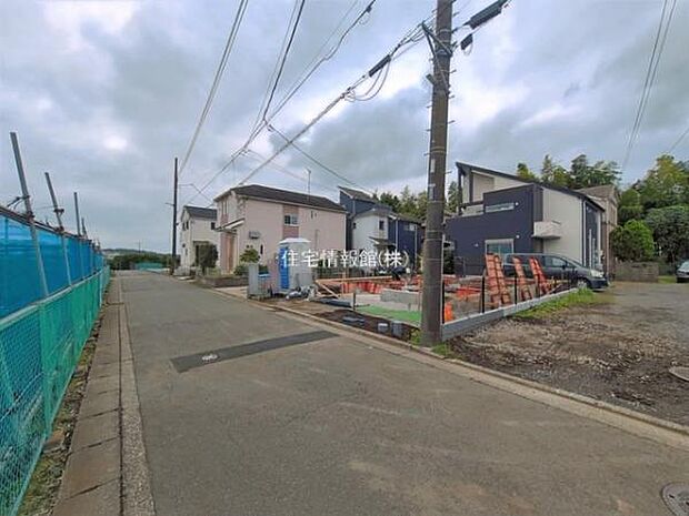 前面道路を含めた現地写真です。