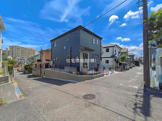 前面道路を含めた現地写真です。