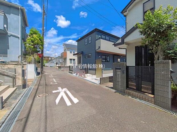 前面道路を含めた現地写真です。