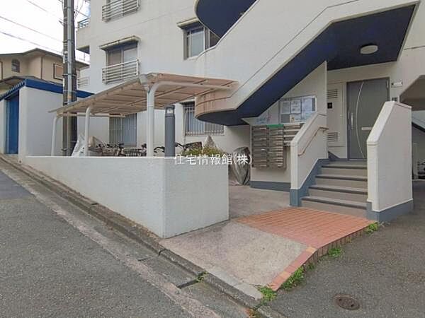 ゆったりとした印象のエントランスです。