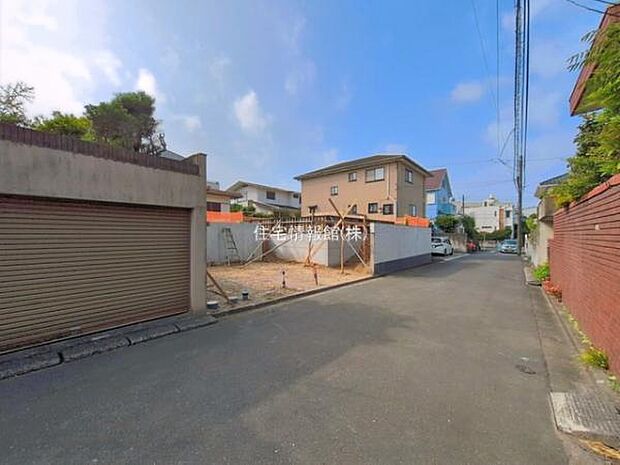前面道路を含めた現地写真です。