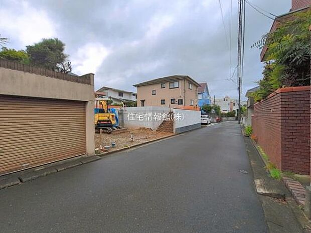 前面道路を含めた現地写真です。