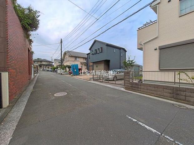 前面道路を含めた現地写真です。