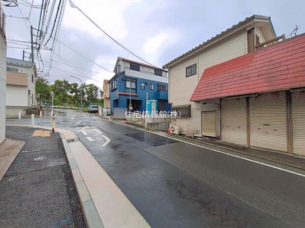 前面道路を含めた現地写真です。