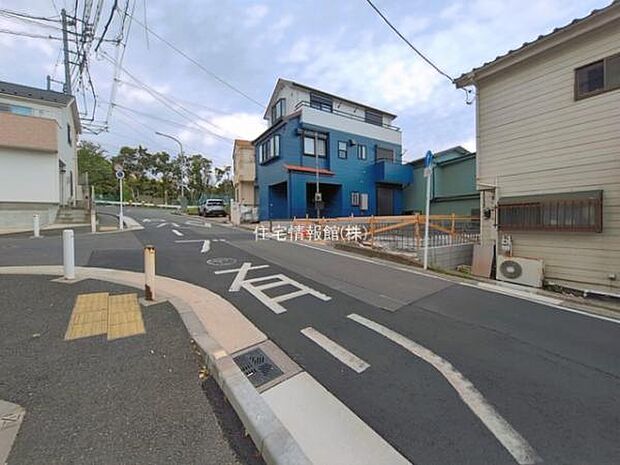 前面道路を含めた現地写真です。