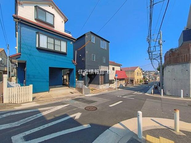 前面道路を含めた現地写真です。