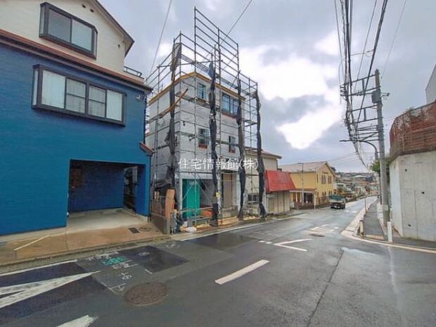 前面道路を含めた現地写真です。
