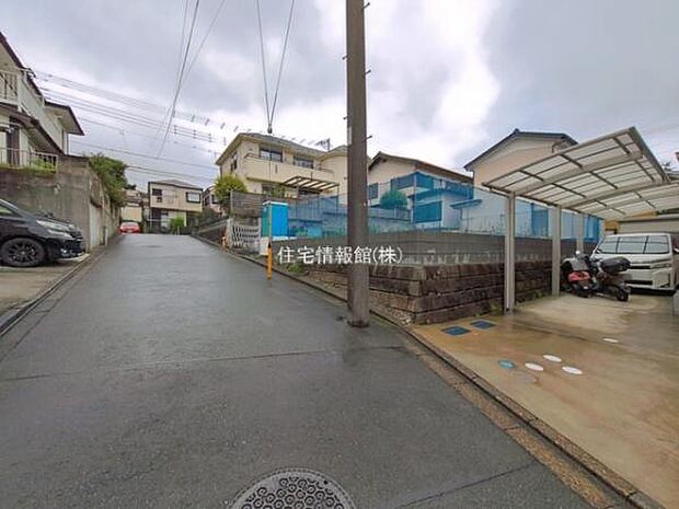 前面道路を含めた現地写真です。