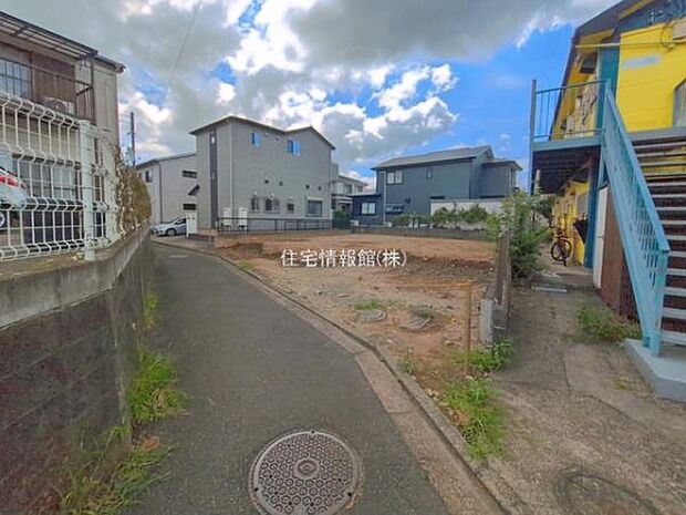 前面道路を含めた現地写真です。