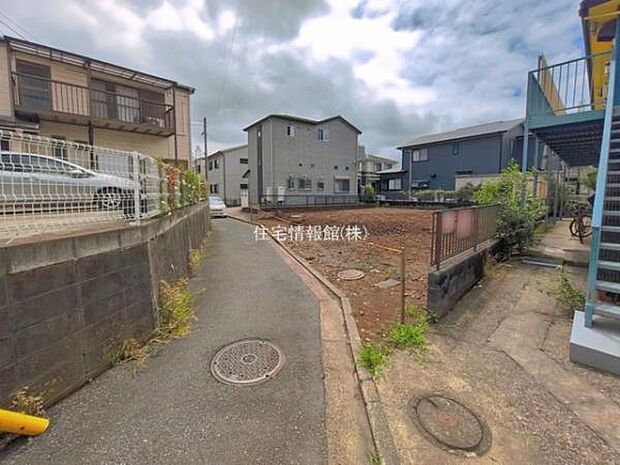 前面道路を含めた現地写真です。