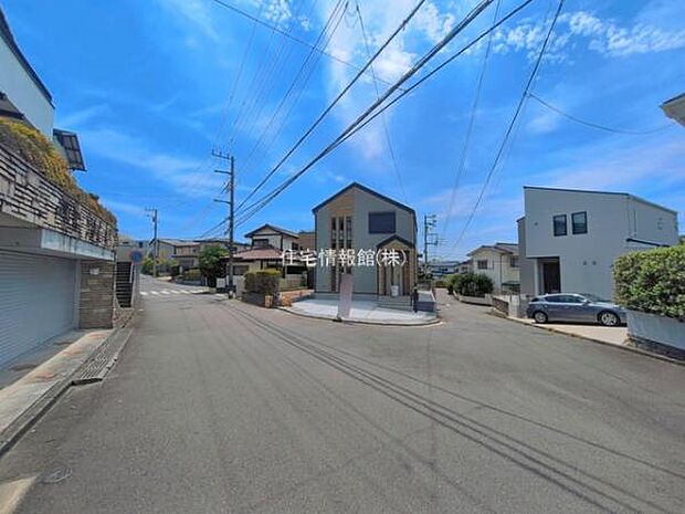 前面道路を含めた現地写真です。
