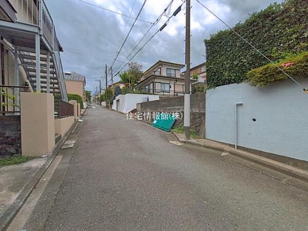 前面道路を含めた現地写真です。