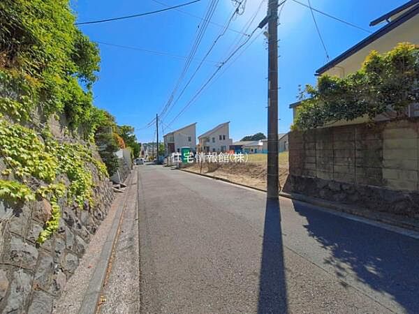 前面道路を含めた現地写真です。