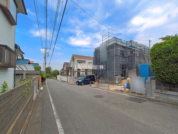 前面道路を含めた現地写真です。