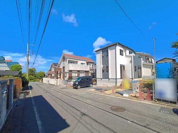 前面道路を含めた現地写真です。