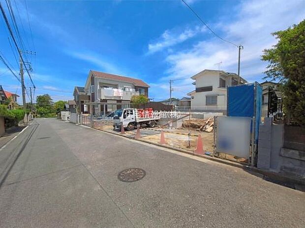 前面道路を含めた現地写真です。