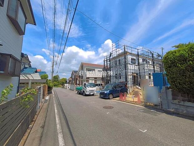 前面道路を含めた現地写真です。